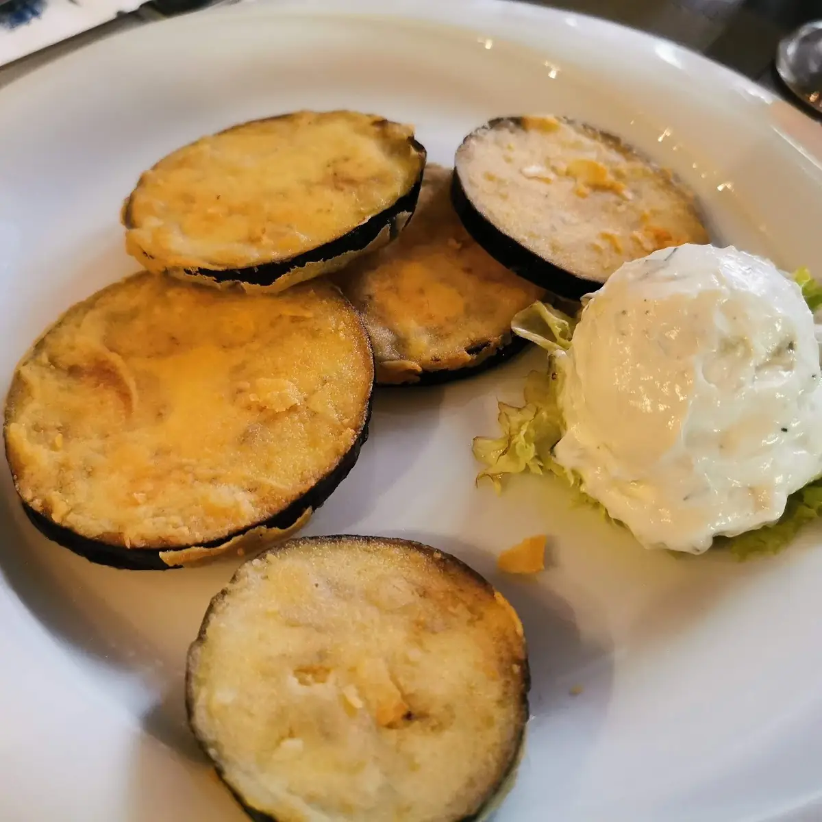 Panierte Zucchini -scheiben Mit Tzaziki