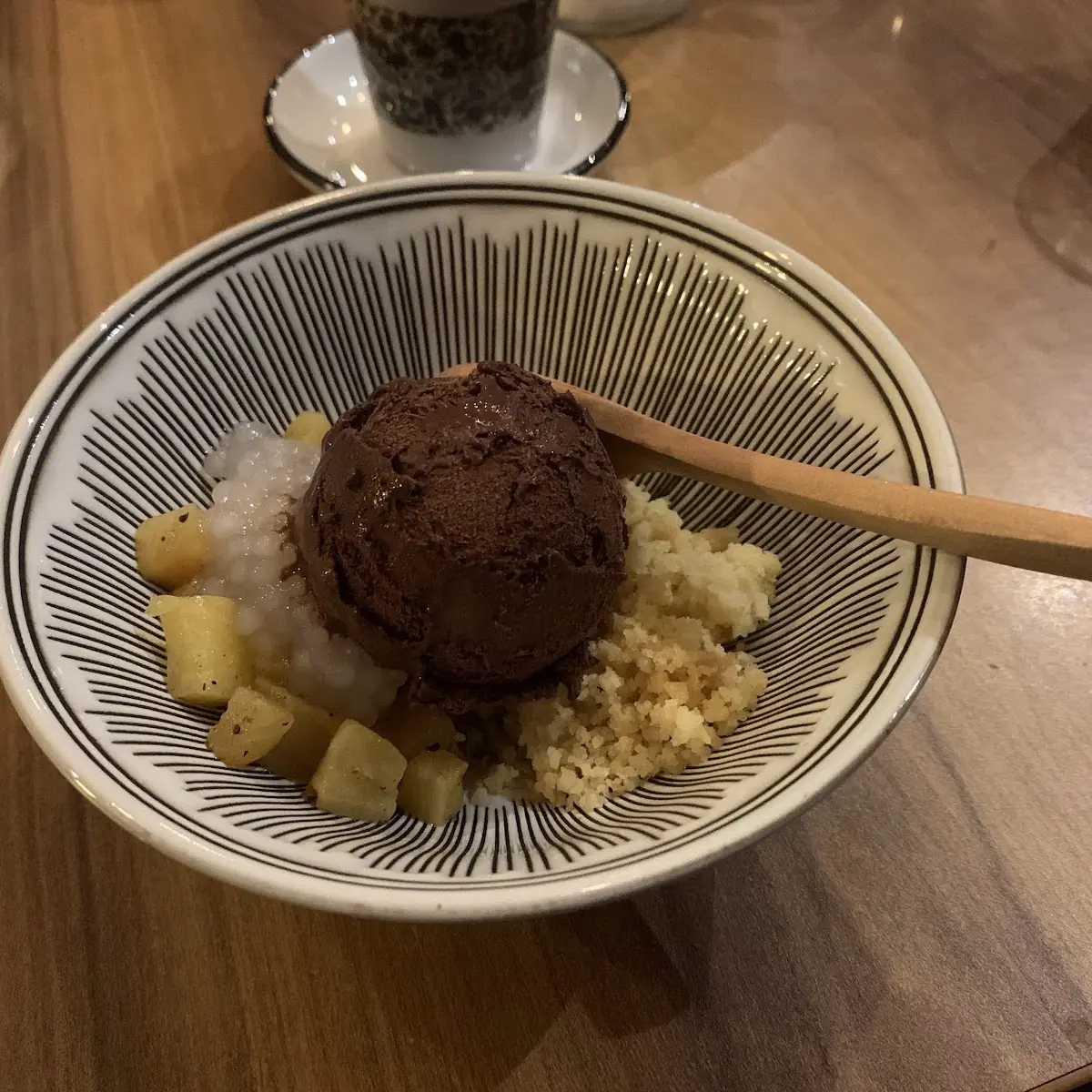 Schokoladeneis Mit Gegrillter Ananas