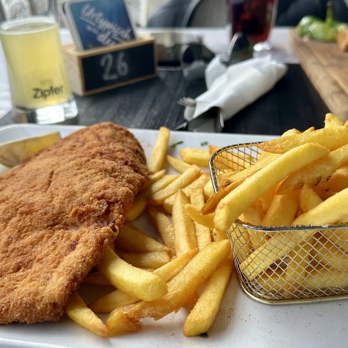 Schweineschnitzel Mit Pommes