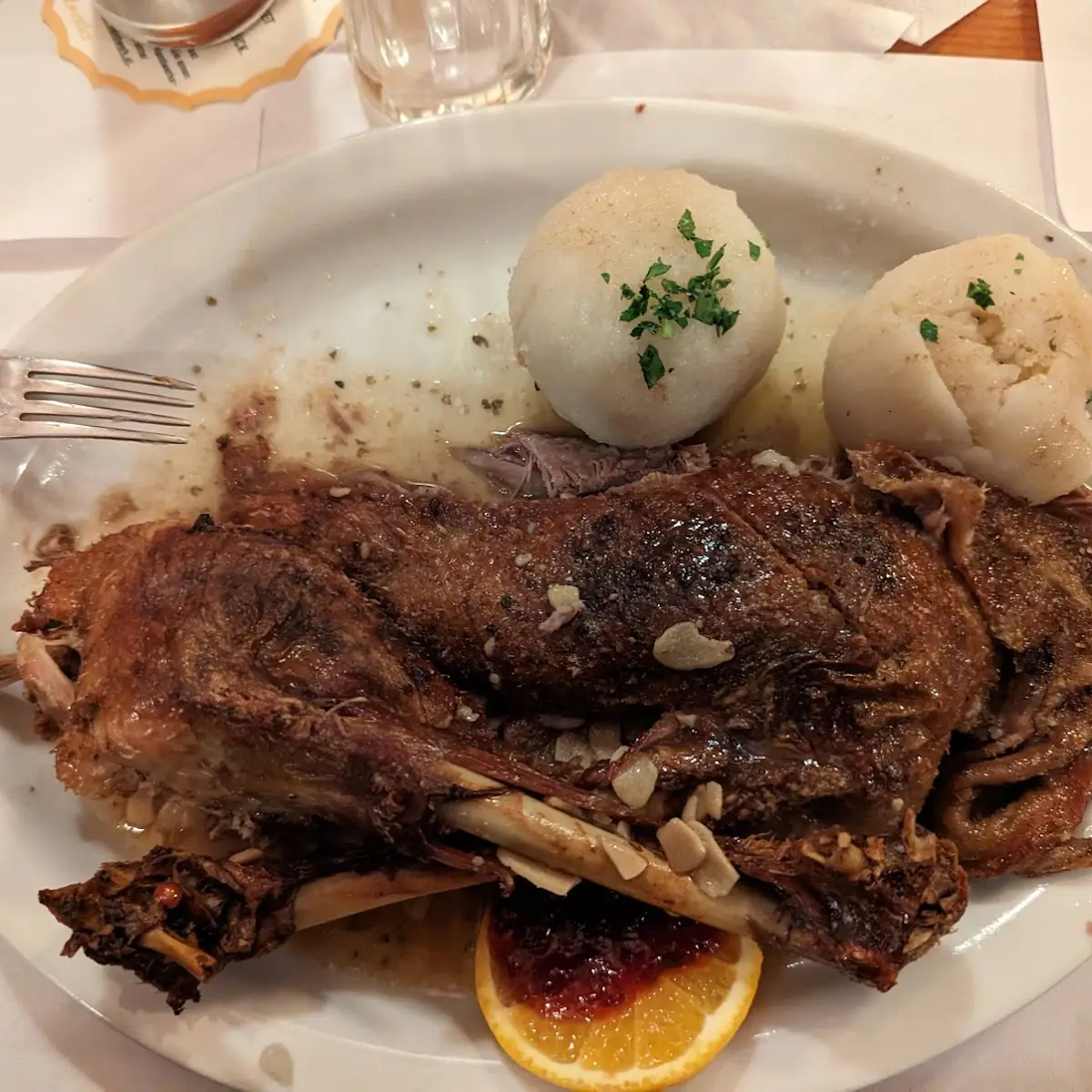 Gansl Mit Speckkraut Und Knödel