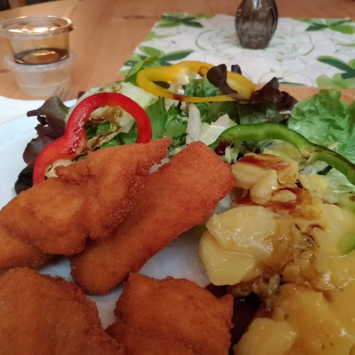 Sterischer Salat Mit Gebackenen Hühnerbruststreifen