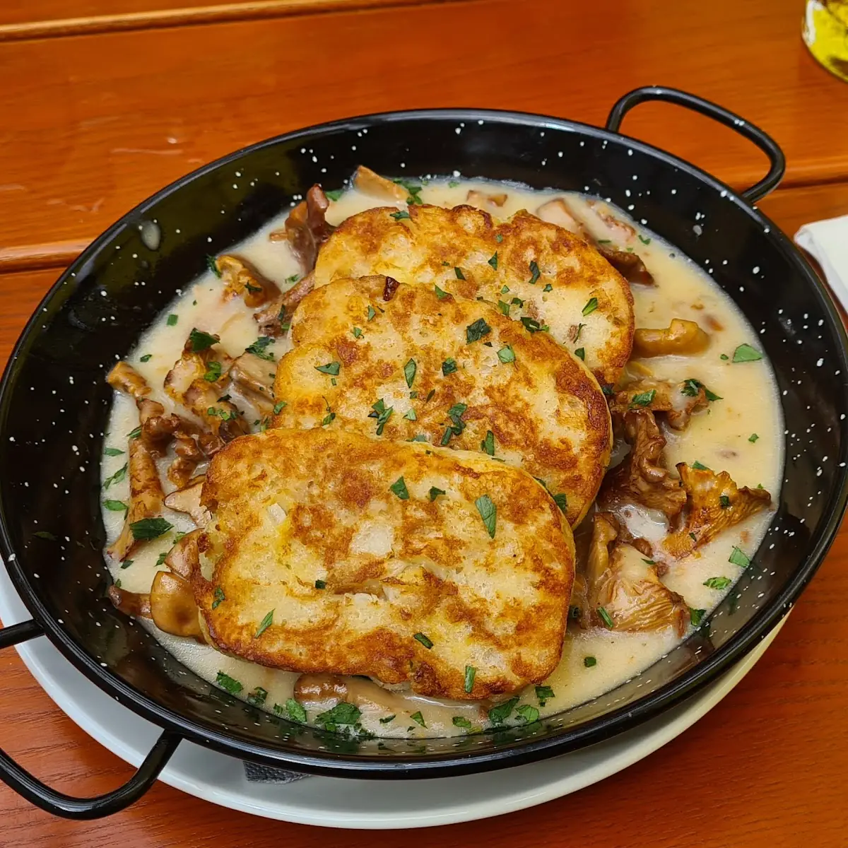 Eierschwammerlgulasch Mit Serviettenknödel