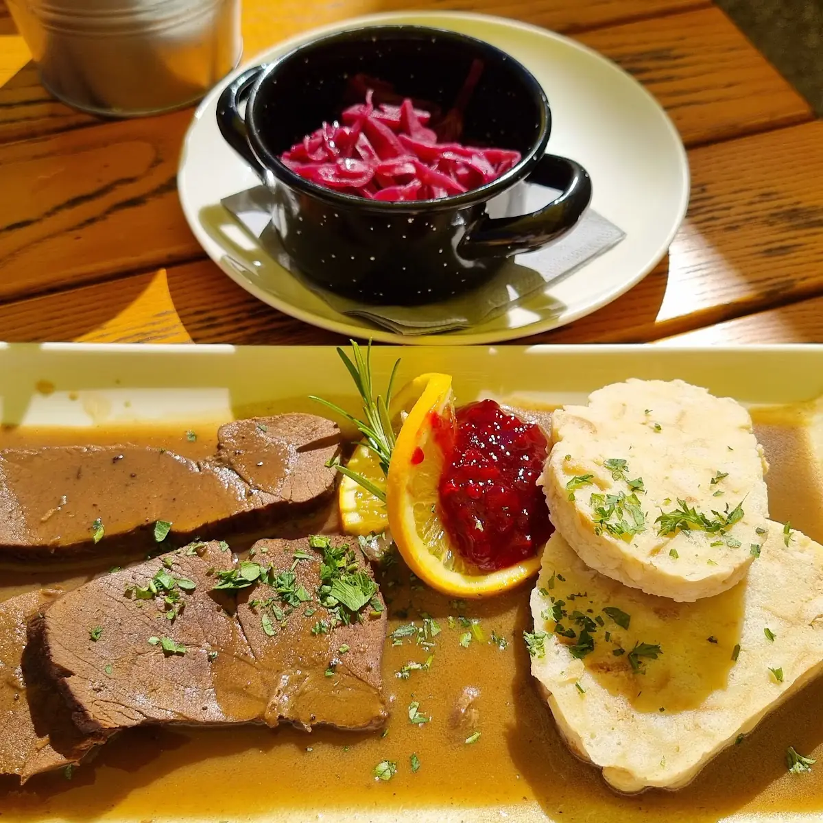 Hirsch Mit Kraut Und Zemmelknödel