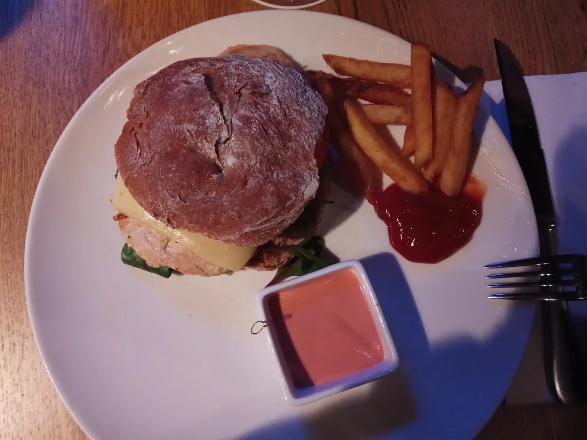 Chicken Burger Mit Pommes