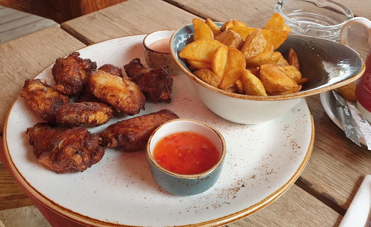 Chicken Wings with Potato Wedges