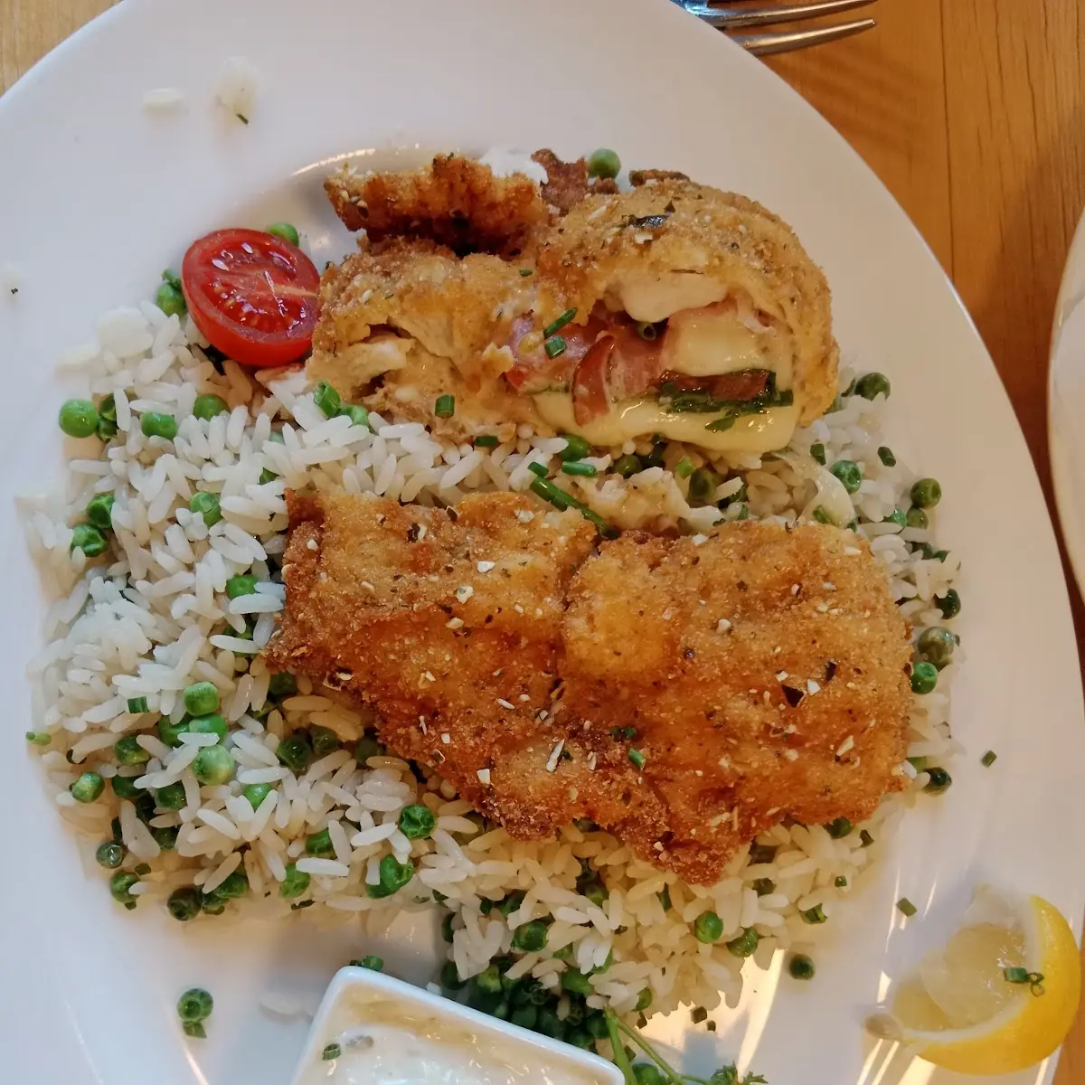 Hendl Im Kürbiskernmantel Mit Risibisi Und Salat