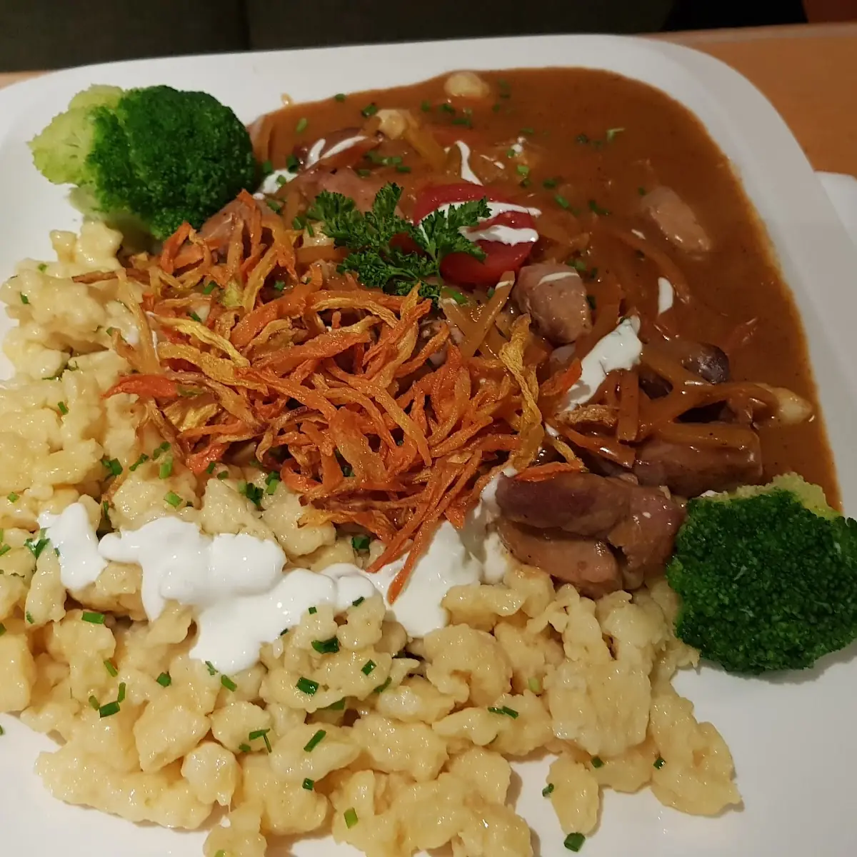 Schweinefiletstreifen Esterhazy In Burgunderrahmsauce Mit Spätzle Und Wurzelgemüsestroh