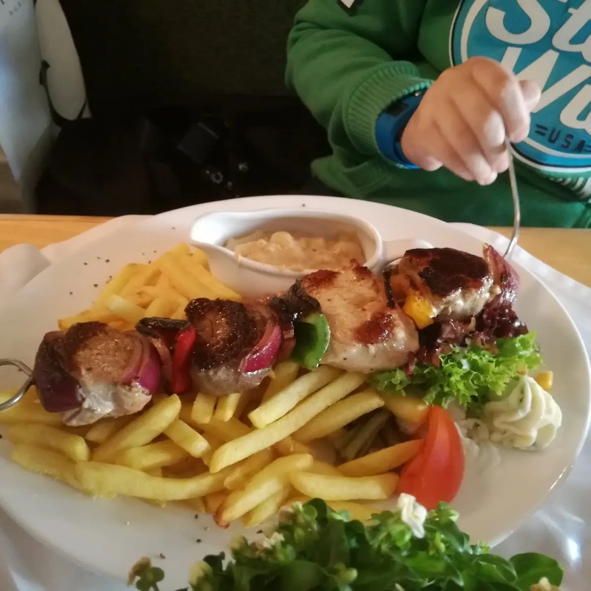 Spieß Mit Pomes Mit Zwiebelsempft Und Gemischter Salat
