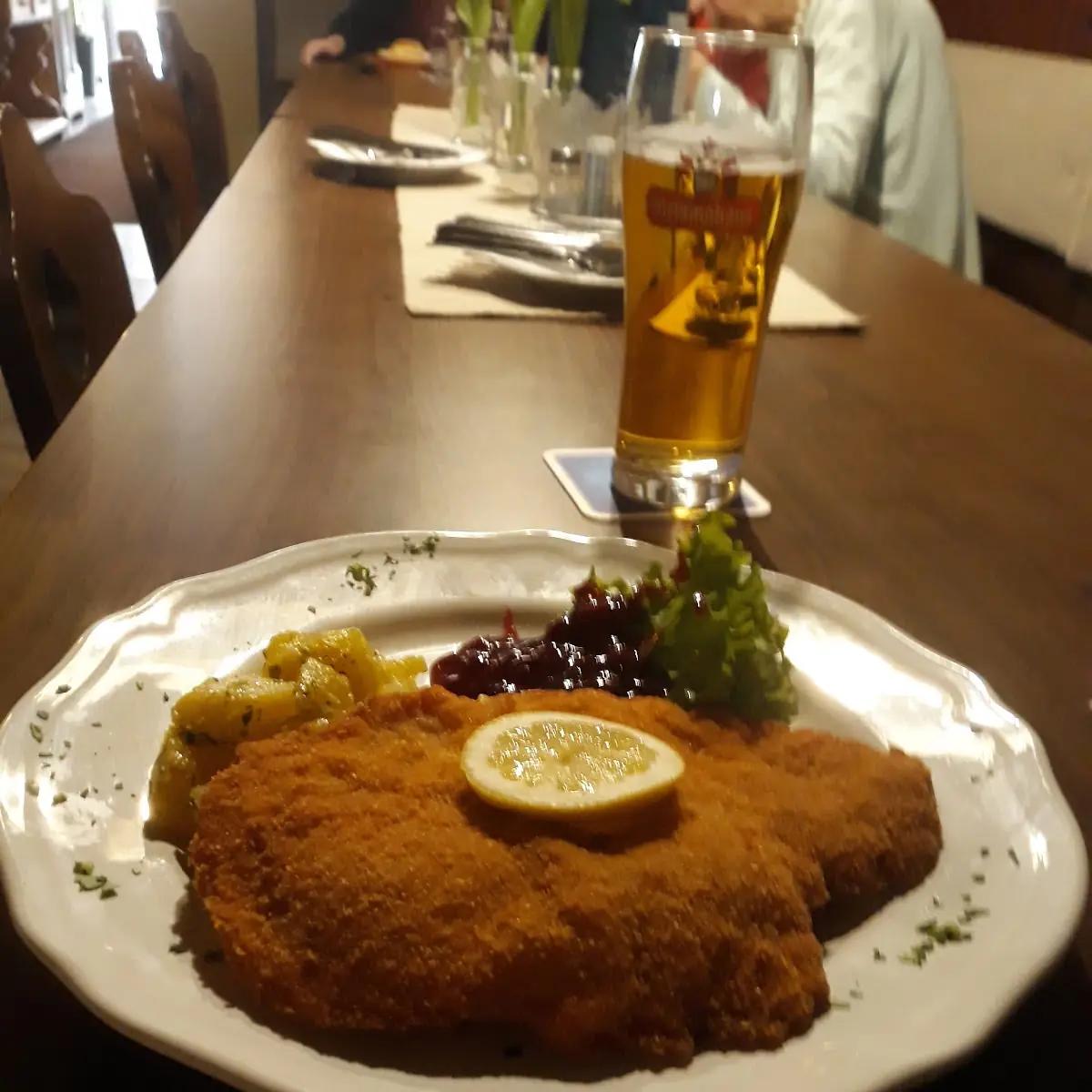 Puten Wiener Schnitzel Mit Petersilienkartoffeln U Preiselbeeren Das Heutige Menü, Reselstube