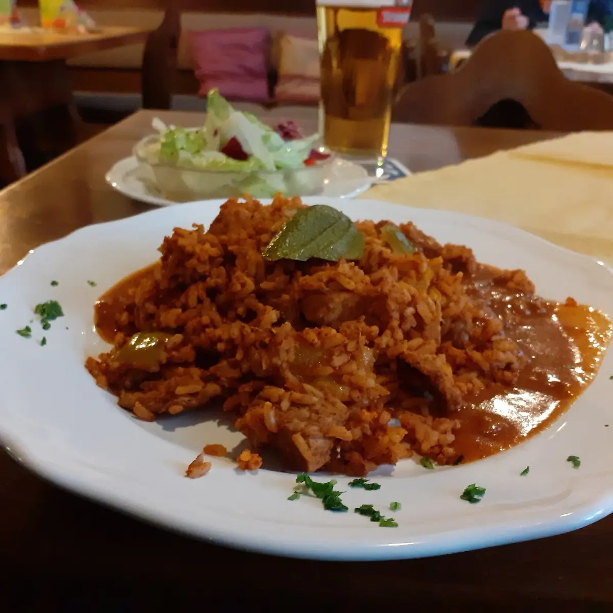 Putenstreifen gegrillt auf Salatteller