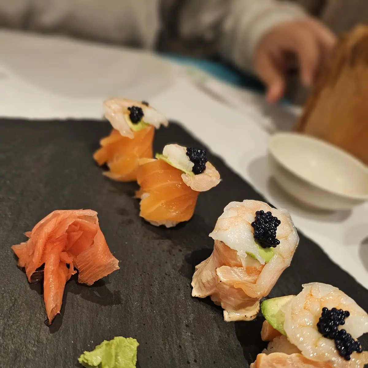 Flambierter Lachs Sushi