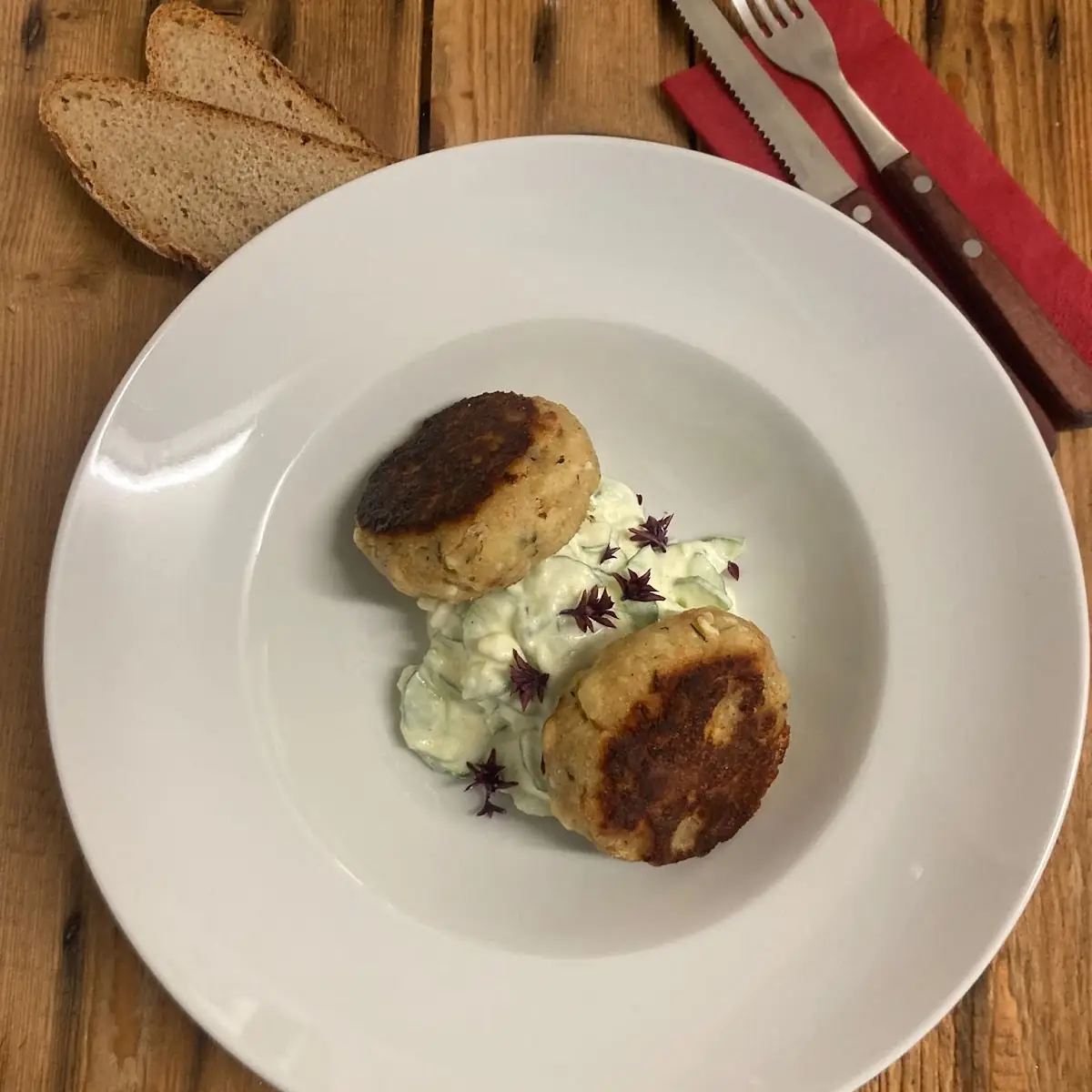 Kaspressknödel Auf Gurkensalat