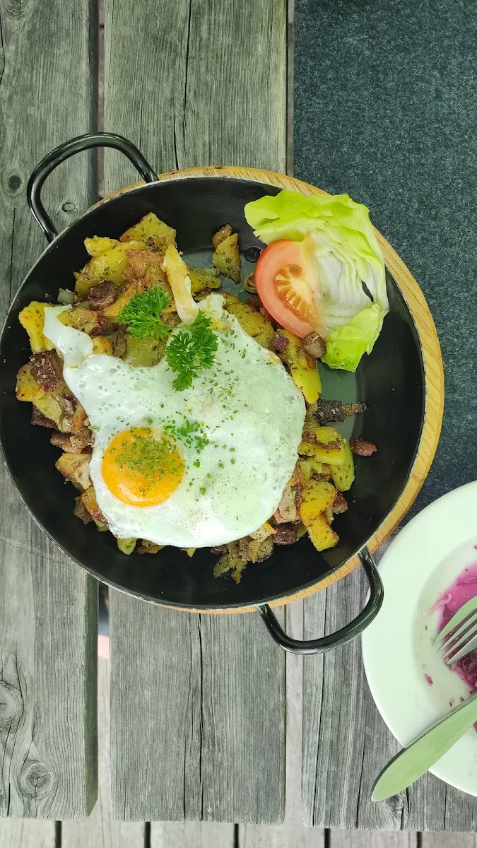 Röstl Mit Spiegelei Und Fleisch