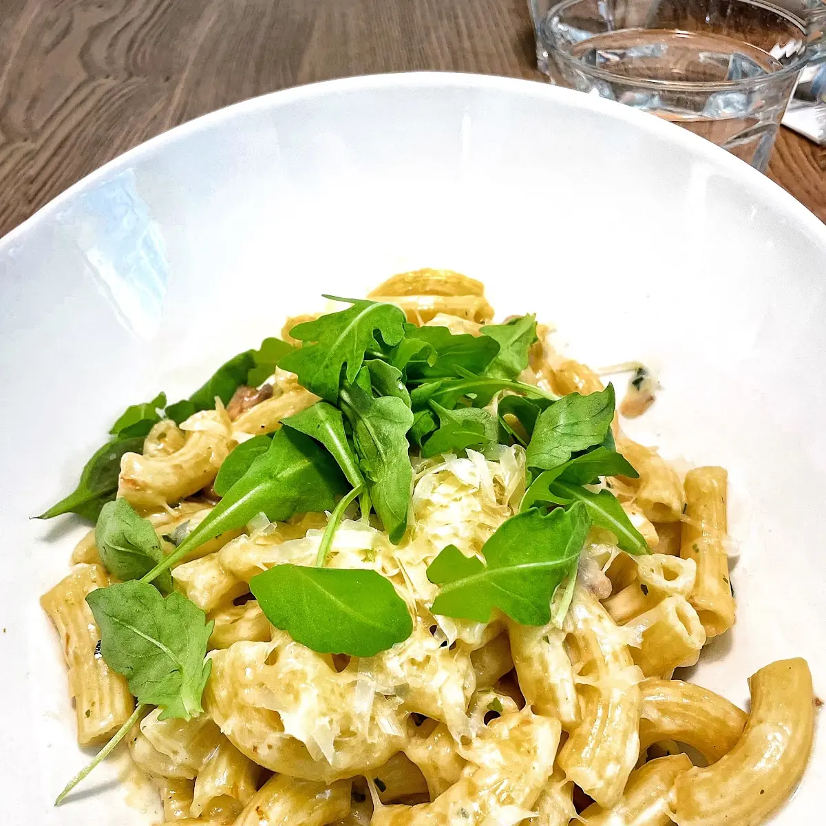 Bio-penne Mit Sahnerahmsauce Eierschwammerl Pfifferlinge Petersilie Parmesan