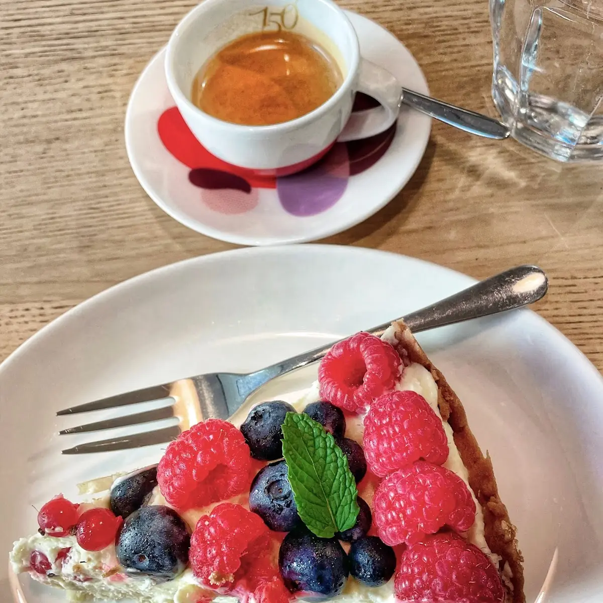 Obstschnitte Mit Mürbteig Himbeeren Schwarzbeeren Ribisel Schlagobers Und Minzblatt