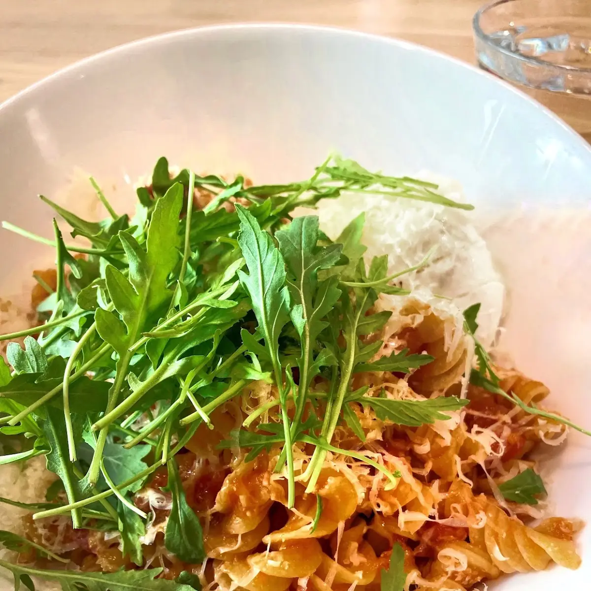 Pasta Fusilli Mit Tomatensauce Thunfisch Mozarella Und Rucola