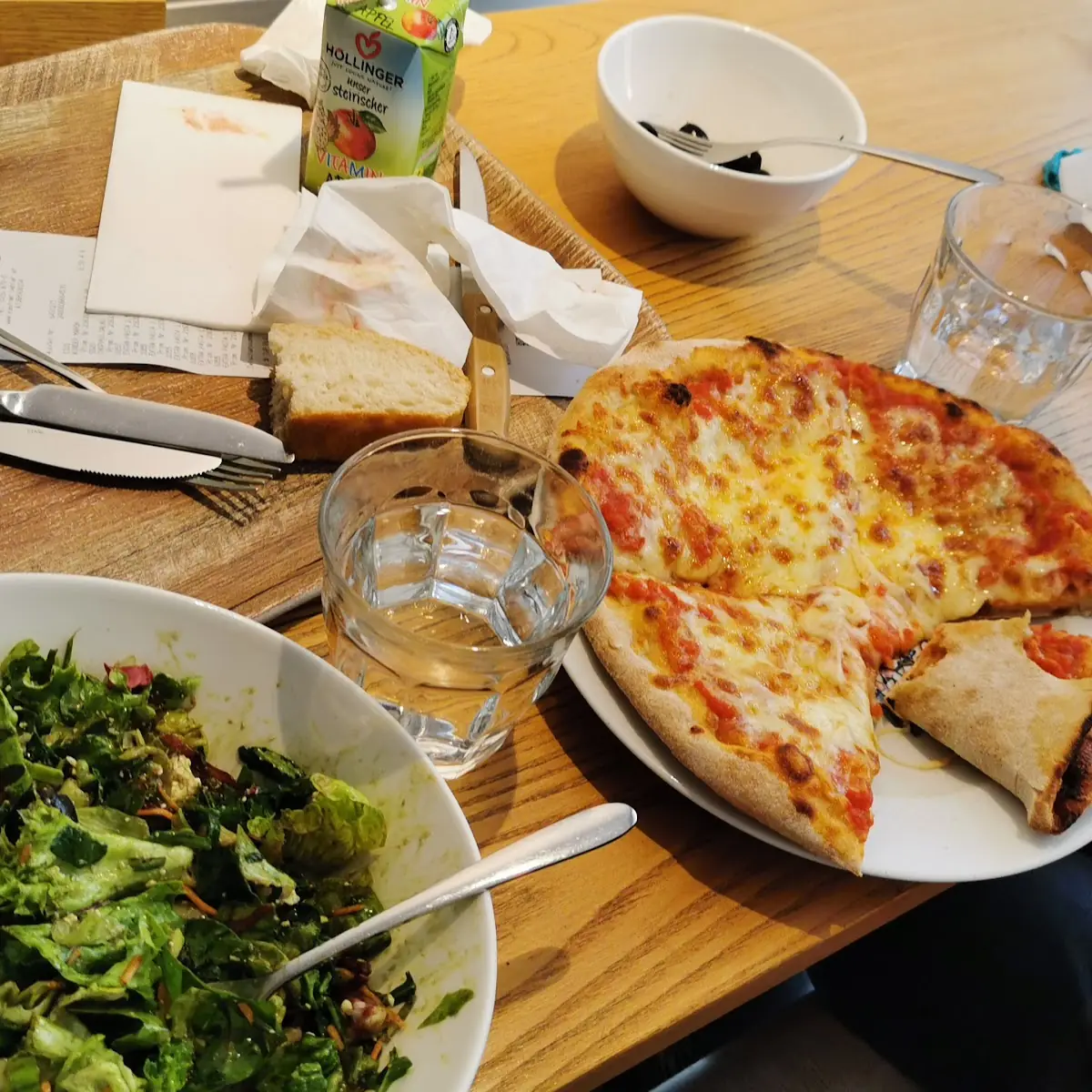 Pizza Margherita Mit Salad