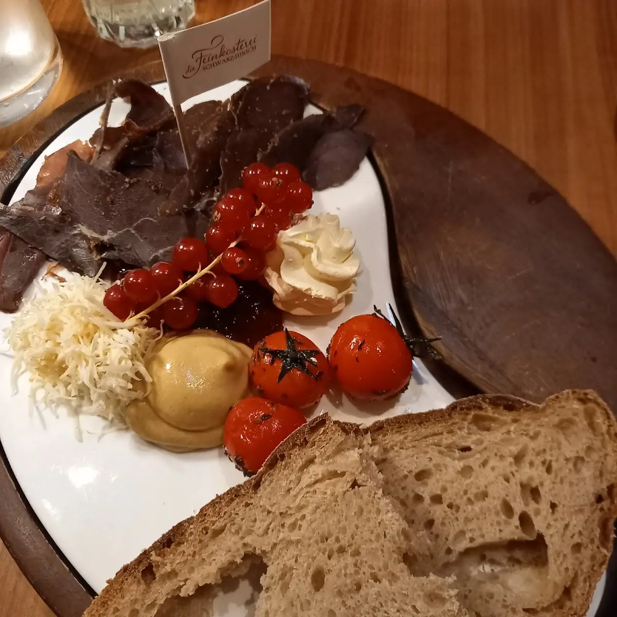 Garnelen Auf Josephbrot Kalbsleber Geröstet Rindsgulasch Geräucherter Hirsch Auf Josephbrot