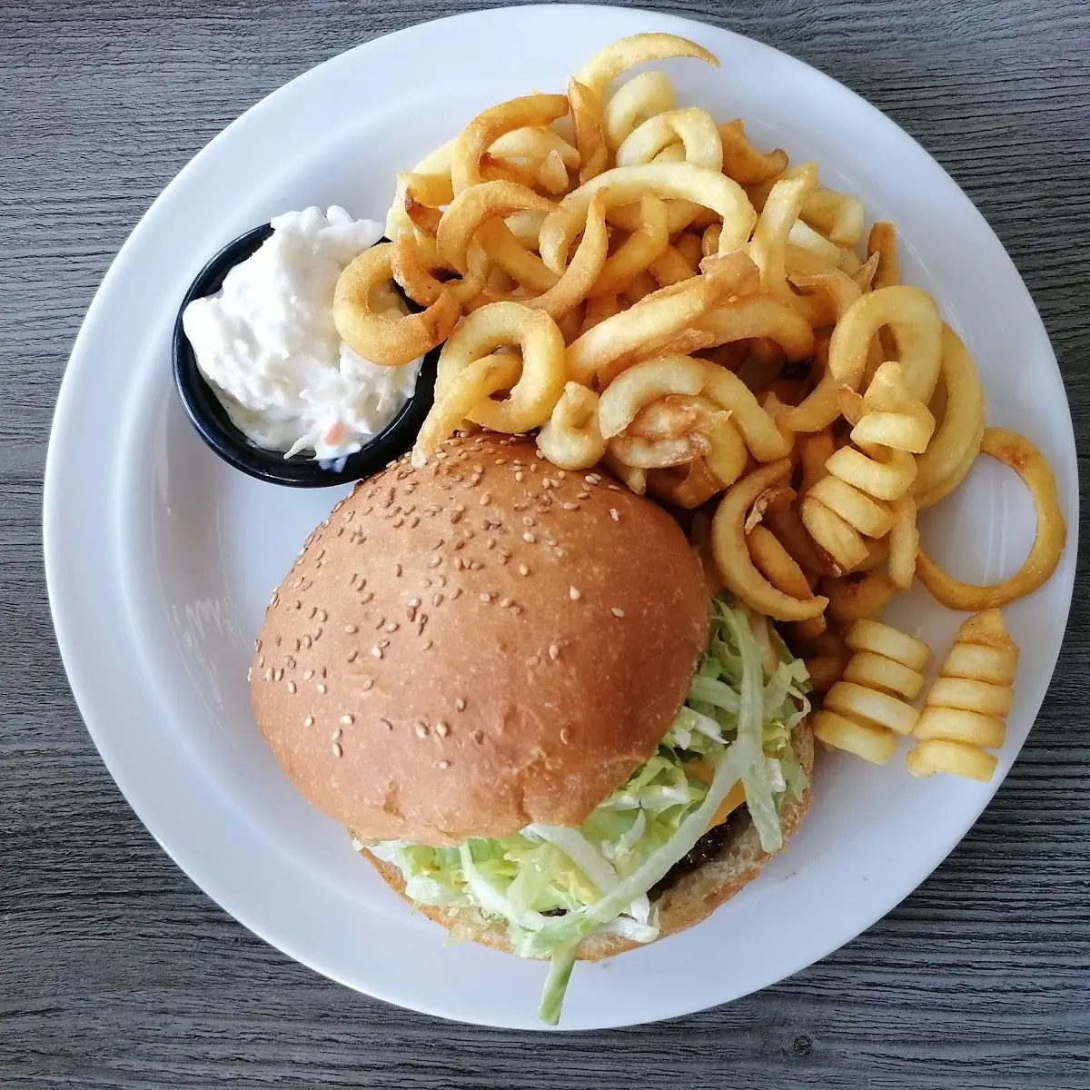 Cheeseburger Mit Curly Fries