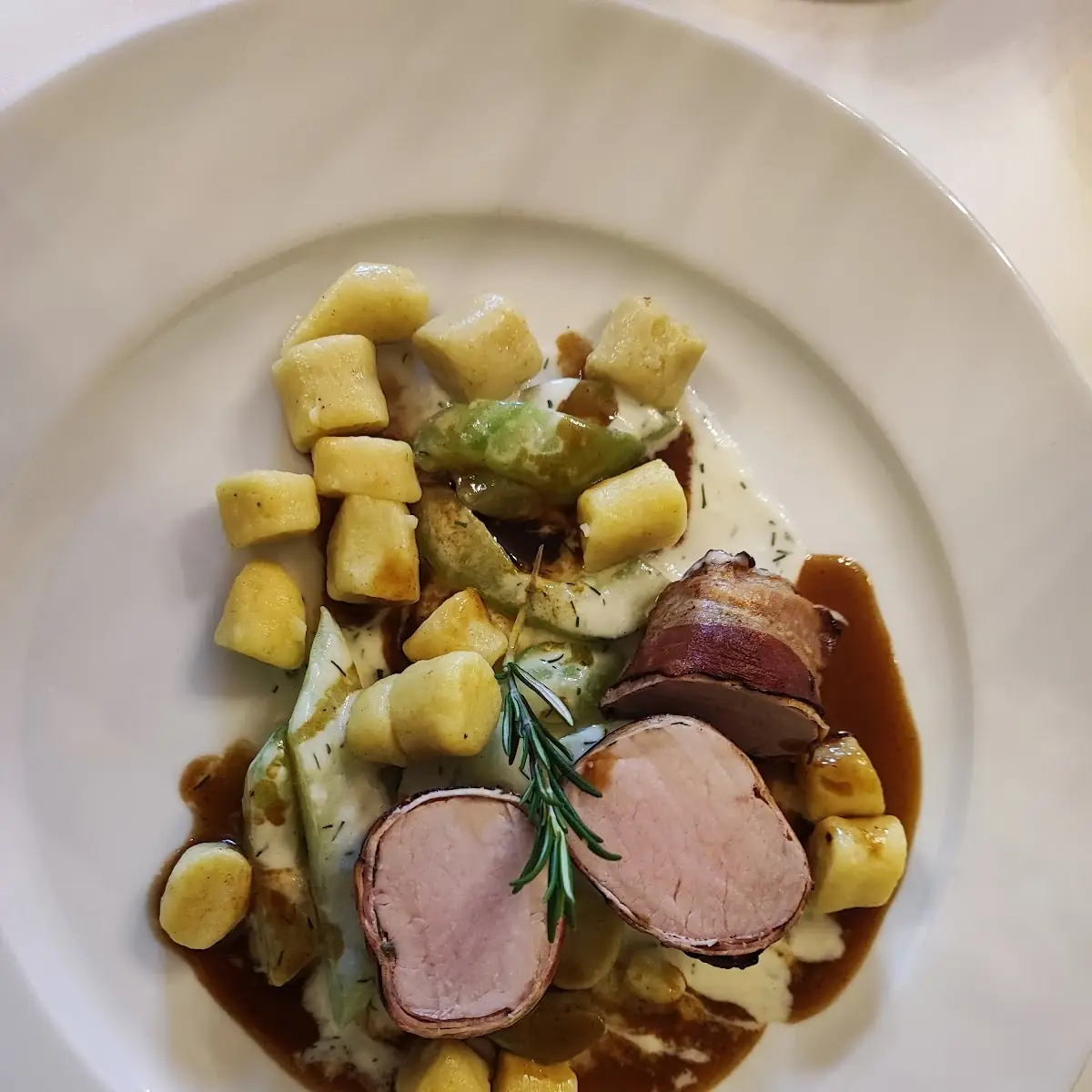 Gebratenes Schweinsfilet Mit Dillgurken Und Erdäpfel Gnocchi