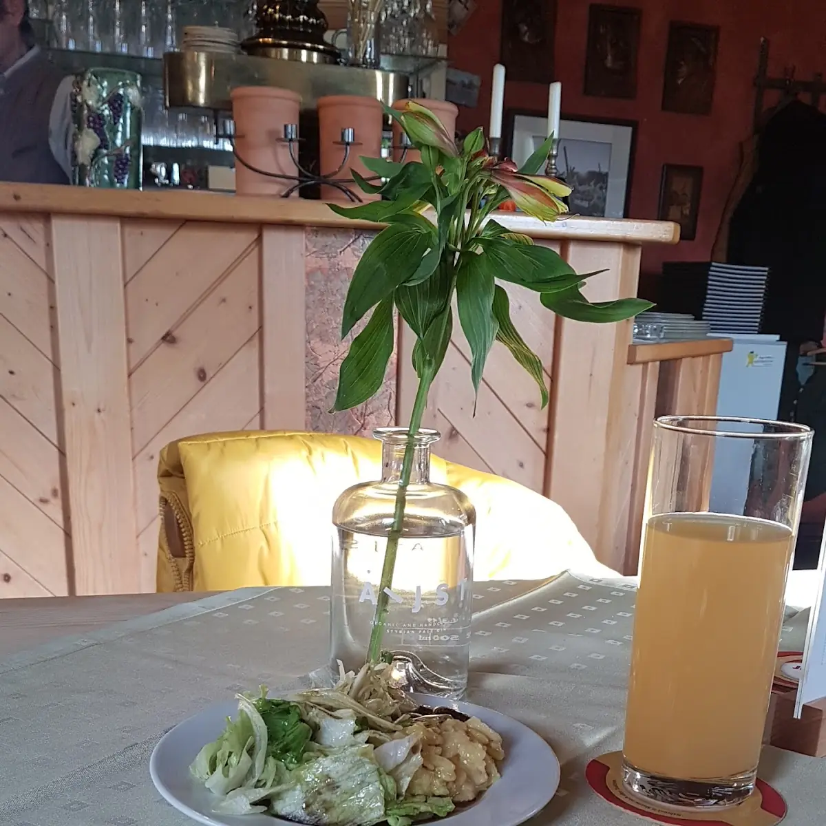 Menü-gebackener Zander Mit Kürbiskernpanarde Dazu Petersilkartoffeln Mit Gemischten Salat