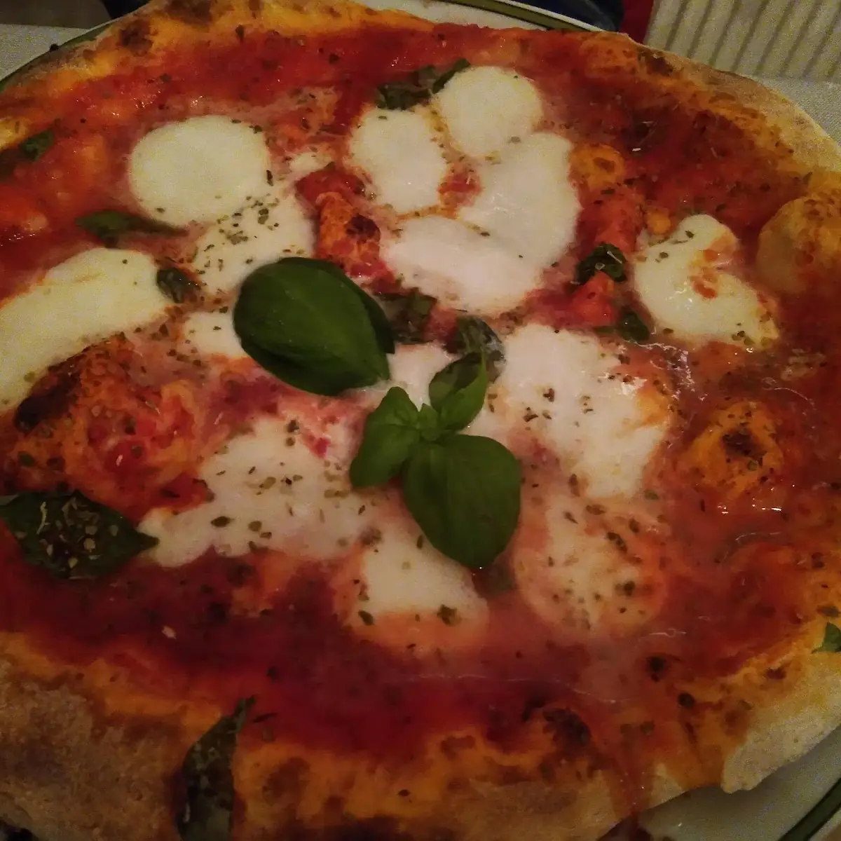 Pizza Margherita Con Mozzarella Di Buffala