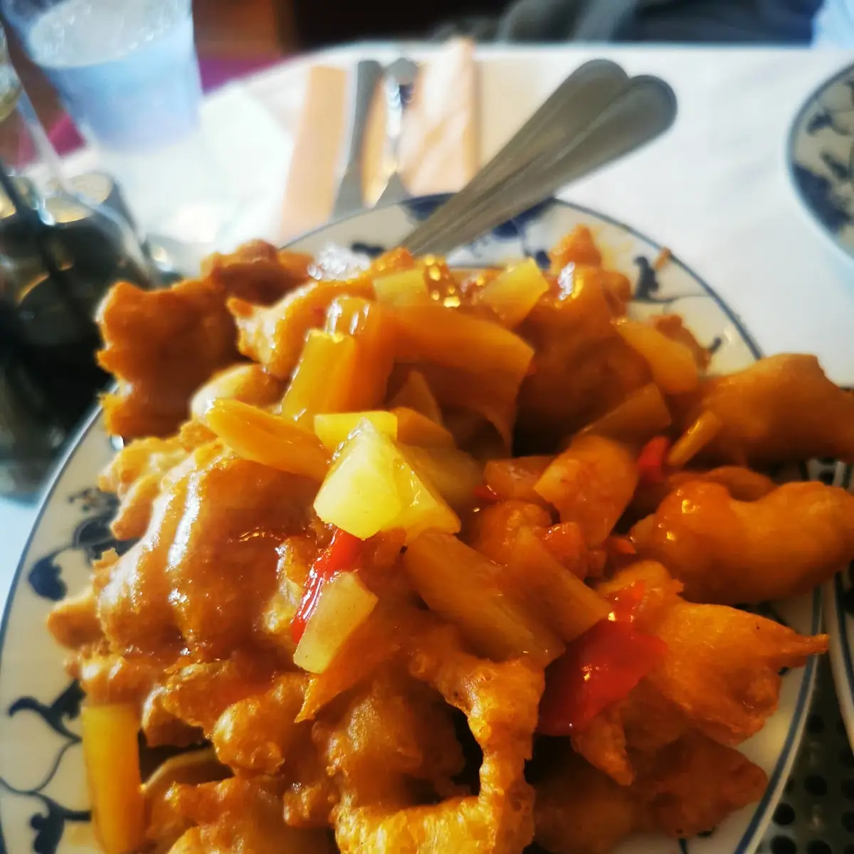 Gebackenes Schweinefleisch Süss-sauer