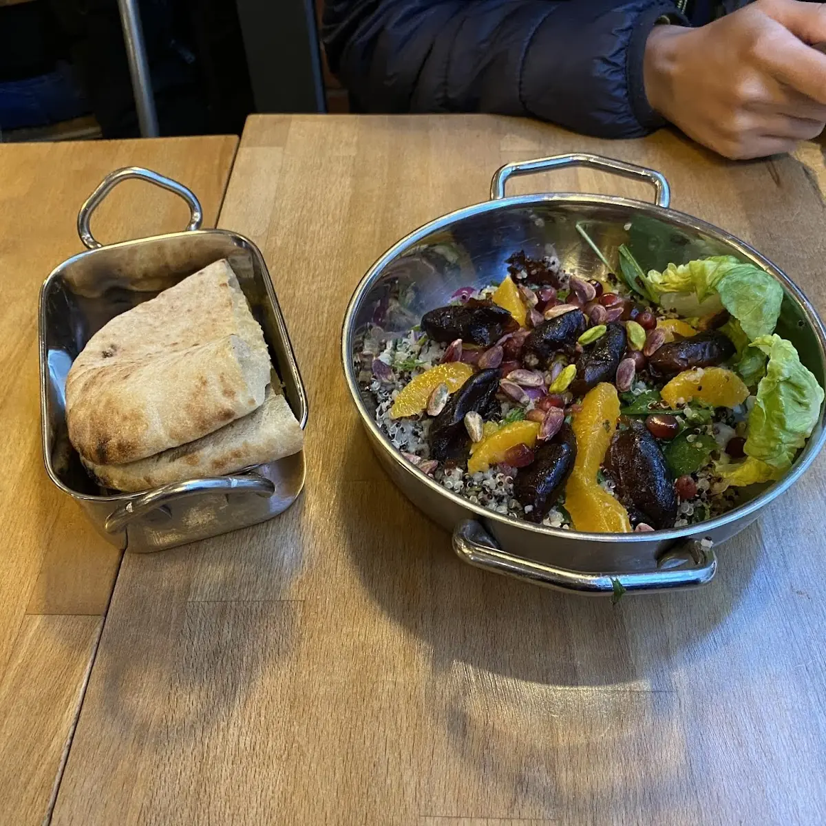 Street Food In Der Pfanne Auf Der Platte