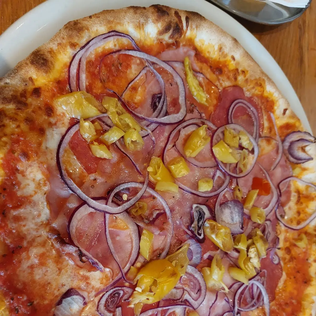 Pizza Mit Scharfer Salami Siciliana