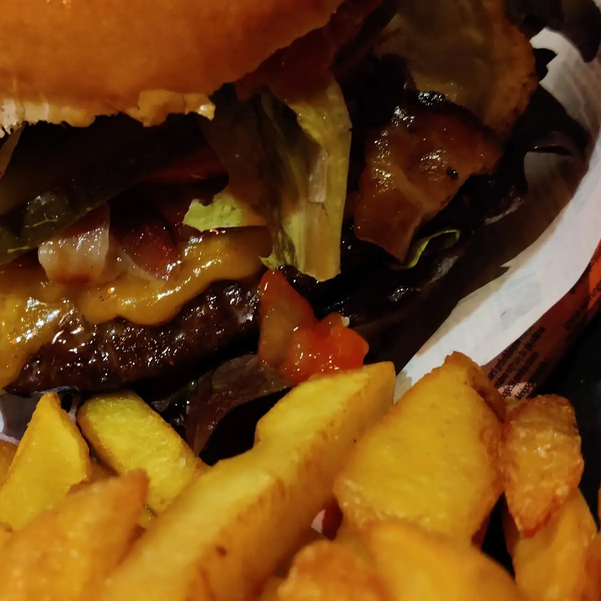Quat4ro Burger Mit Pommes