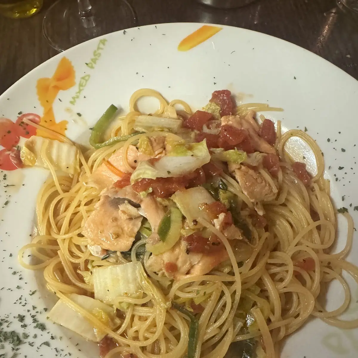 Pasta Mit Gemüse Und Lachs