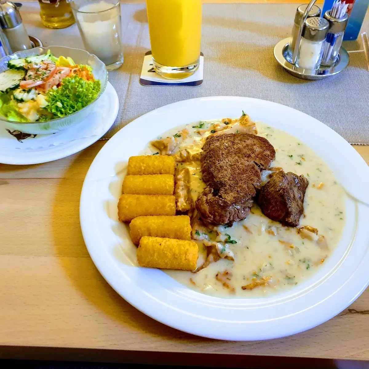 Jägersteak Mit Eierschwammerl Und Kroketten