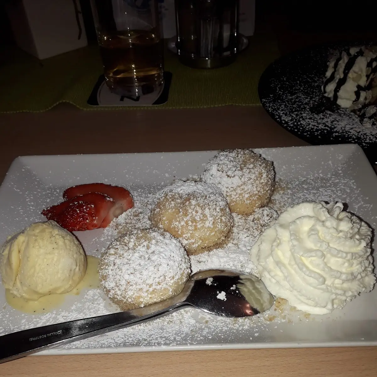 Nougatknödel Eiskugel