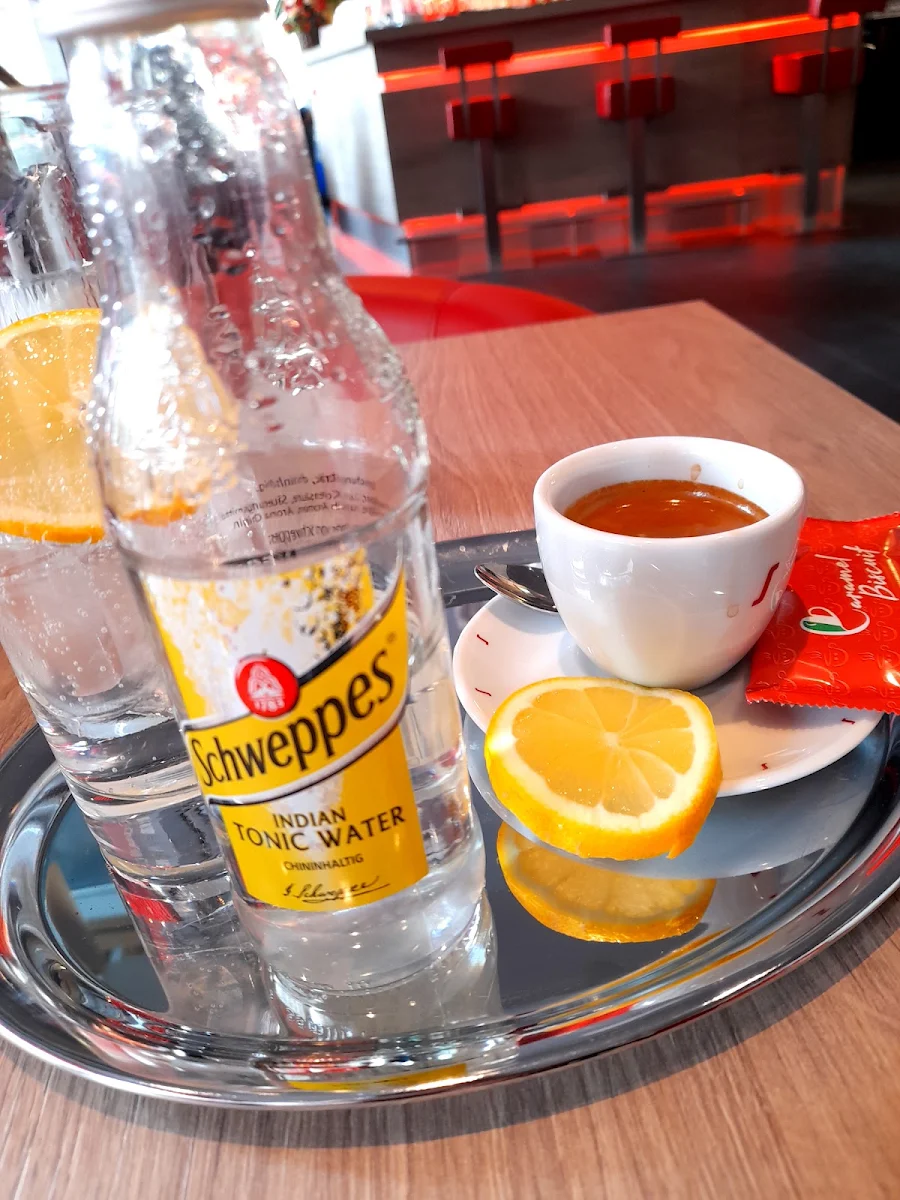 Segafredo Kl Espresso Mit Zitrone & Schweppes Tonic Mit Eis & Zitrone