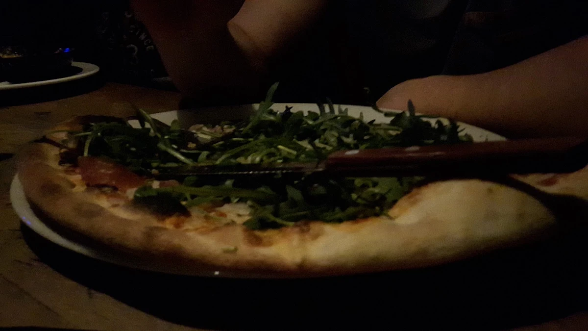 Pizza Mit Rucola Prosciutto Und Parmesan
