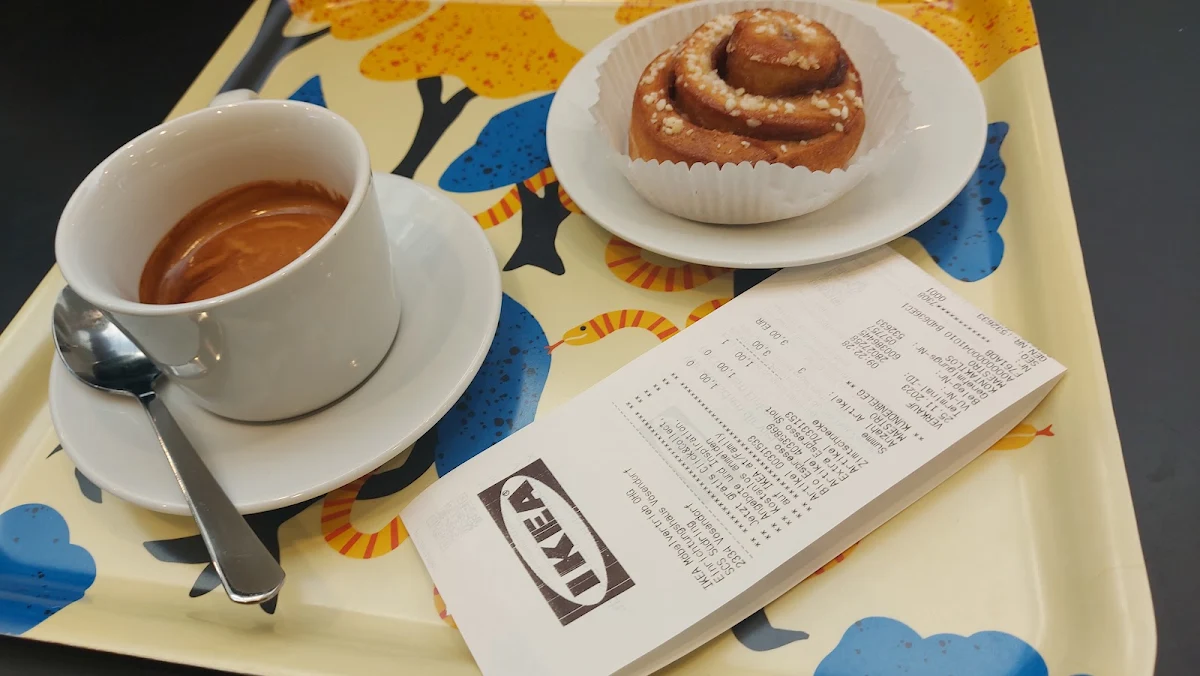 Doppelter Espresso Mit Zimtschnecke