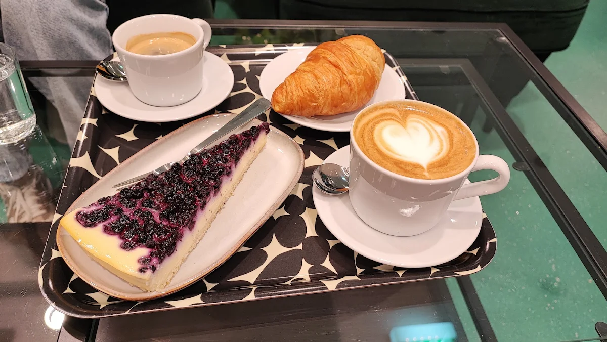 Wildheidelbeerschnitte Croissant Cappuccino Und Verlängerter