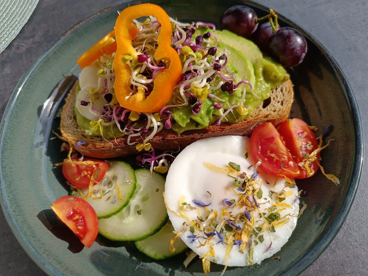 Geröstetes Brot Mit Mozzarella Und Avocado