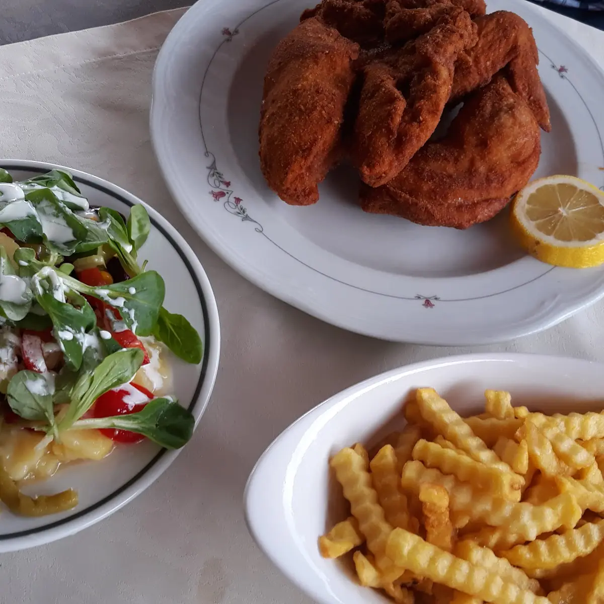 Backhendl Mit Gemischtem Salat Und Pommes