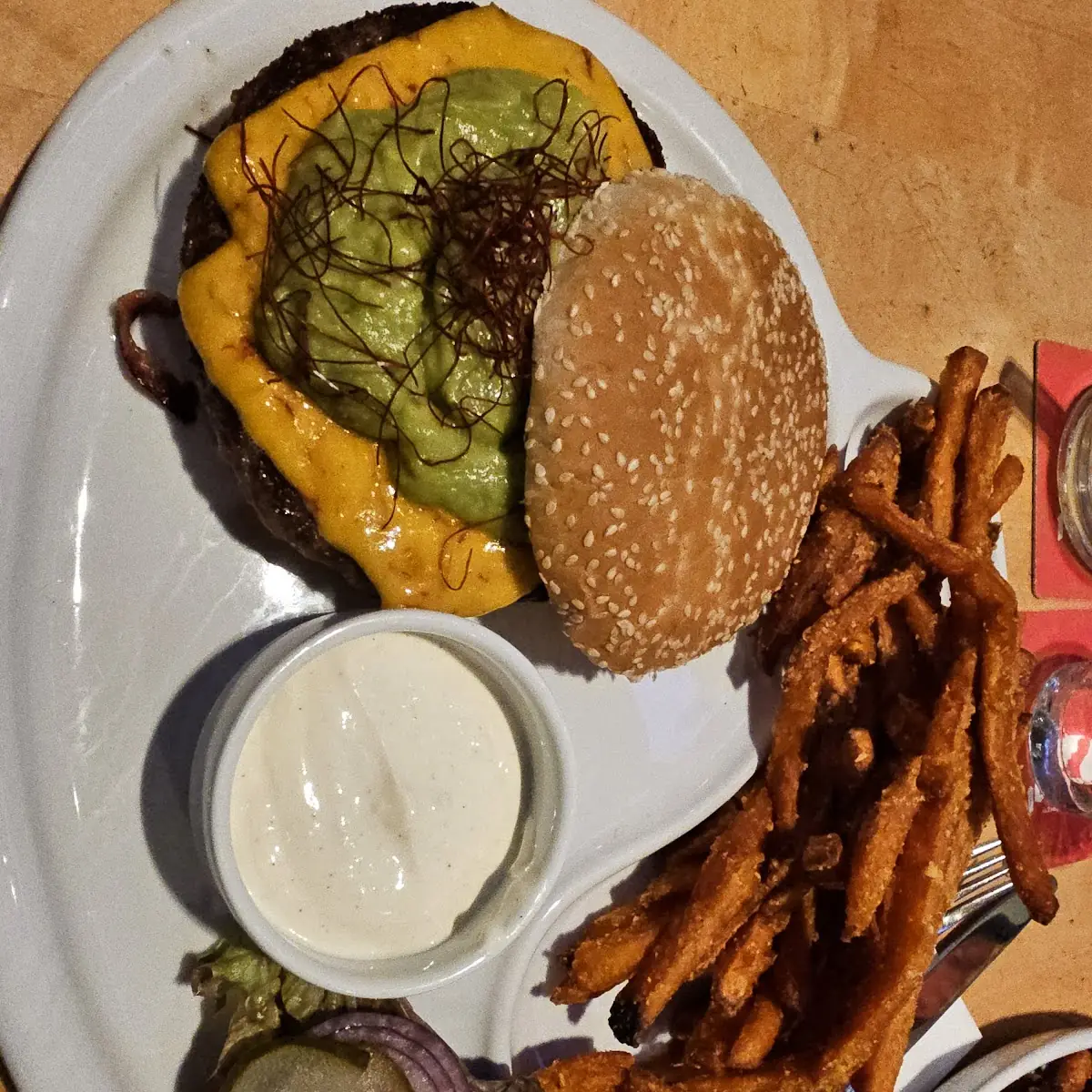 Avocado Burgermit Süßkartoffelpommes