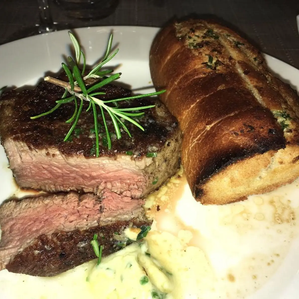 Filesteak Mit Knoblauchbaguette