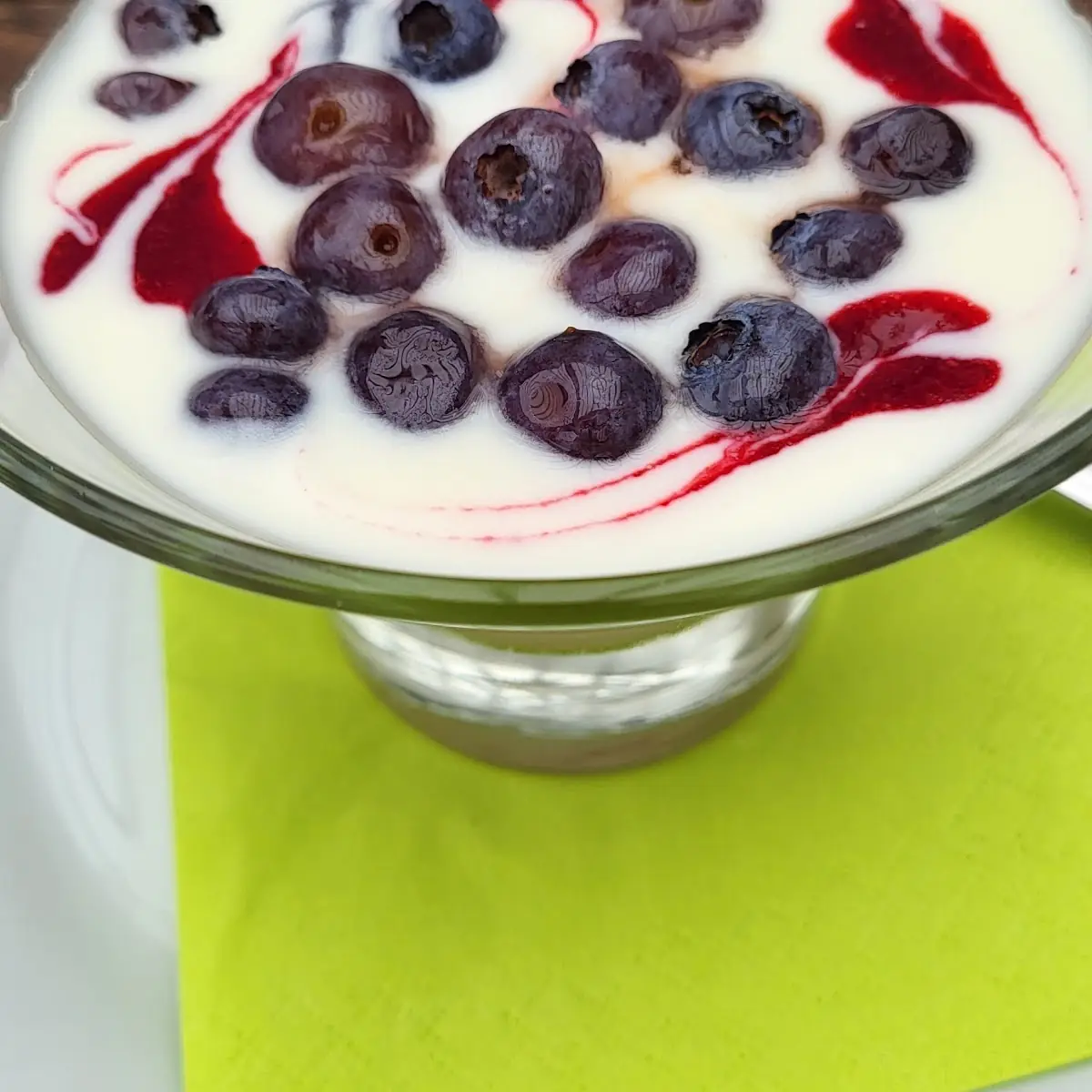 Joghurt Mit Eis Und Früchten
