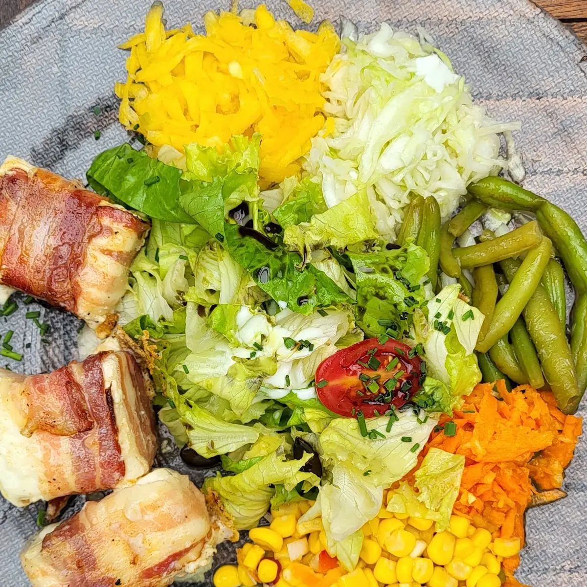 Schafskäse Im Speckmantel Und Salat