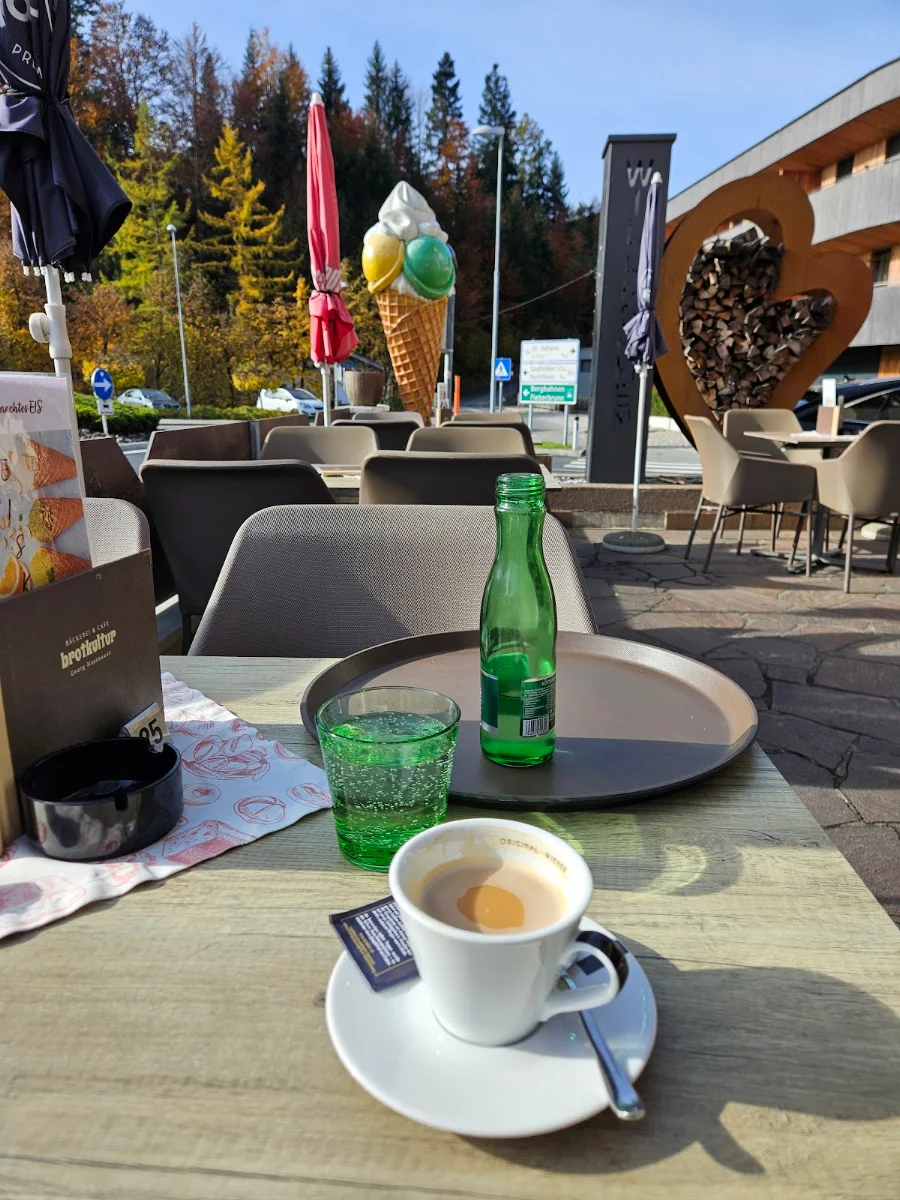 Verlängerter Kaffee Und Mieralwasser