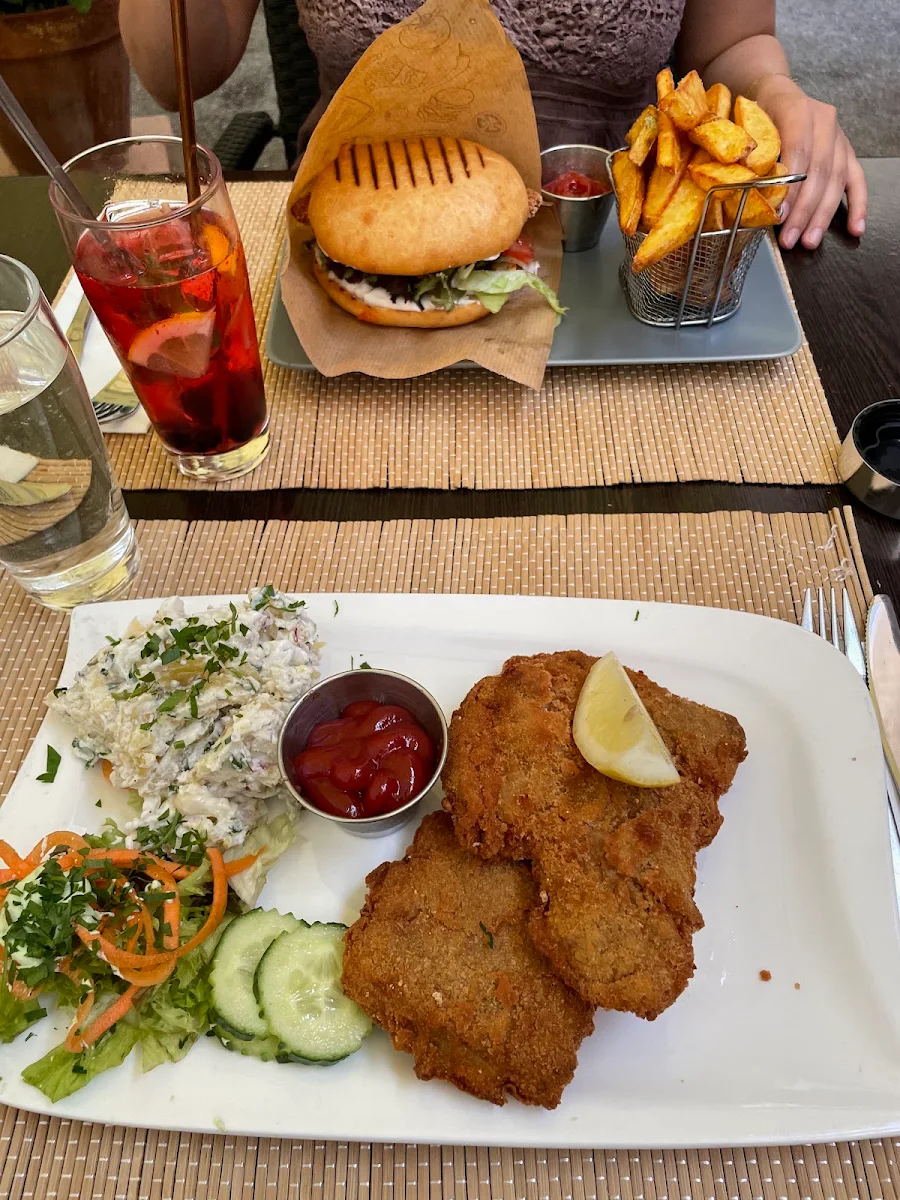 Chikn Burger Mit Pommes Wiener Schnitzel Mit Erdäpfelsalat