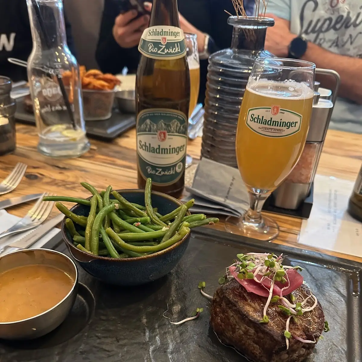 250g Filetsteak Vom Almochsen Mit Speckfisolen Und Pfeffersoßr