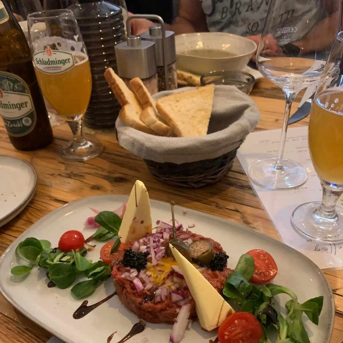 Beef Tartare Vom Almochsen Butter Zwiebeln Kapern Cavier Trüffelmayonaise