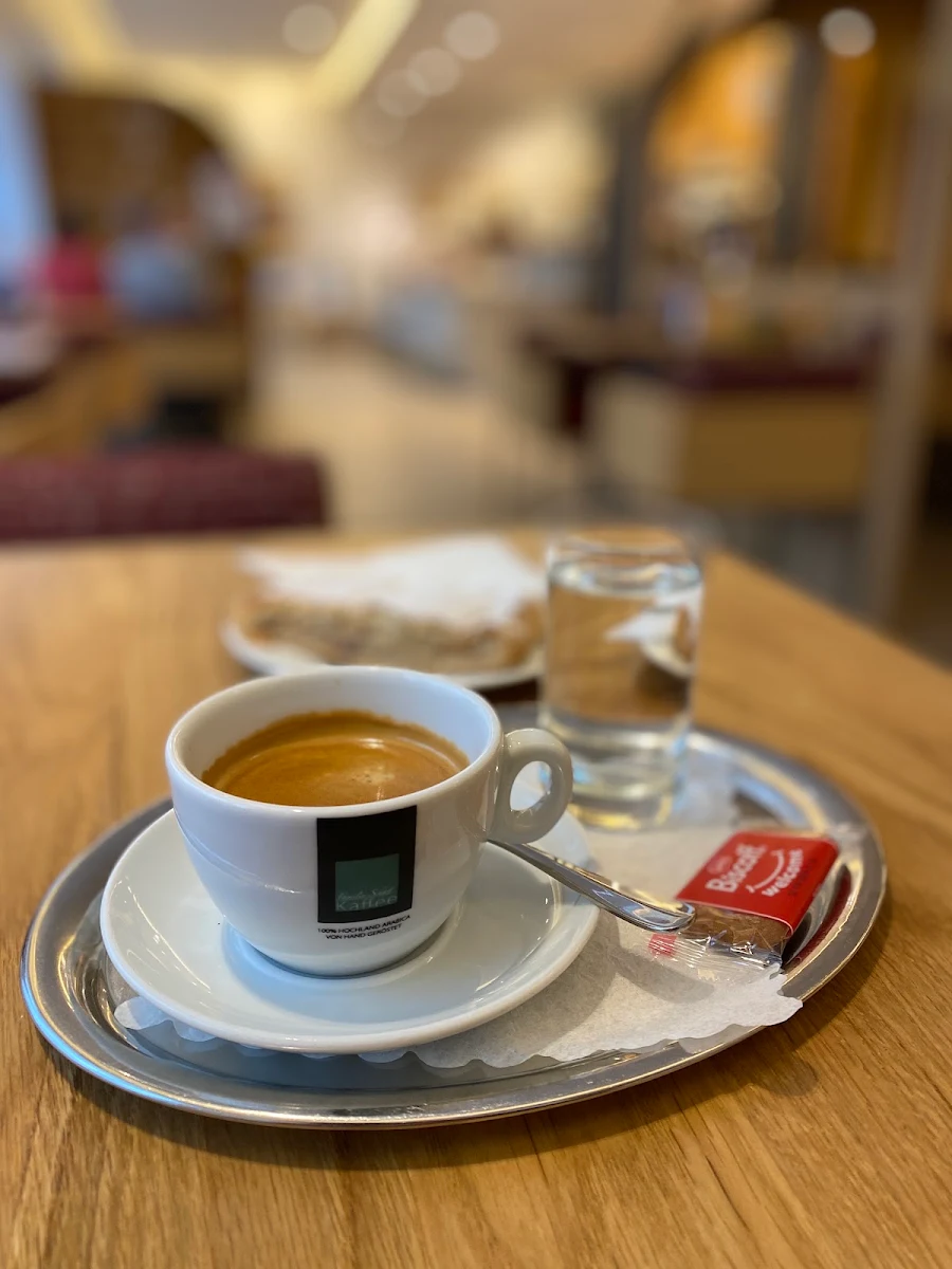 Espresso Mit Apfelstrudel