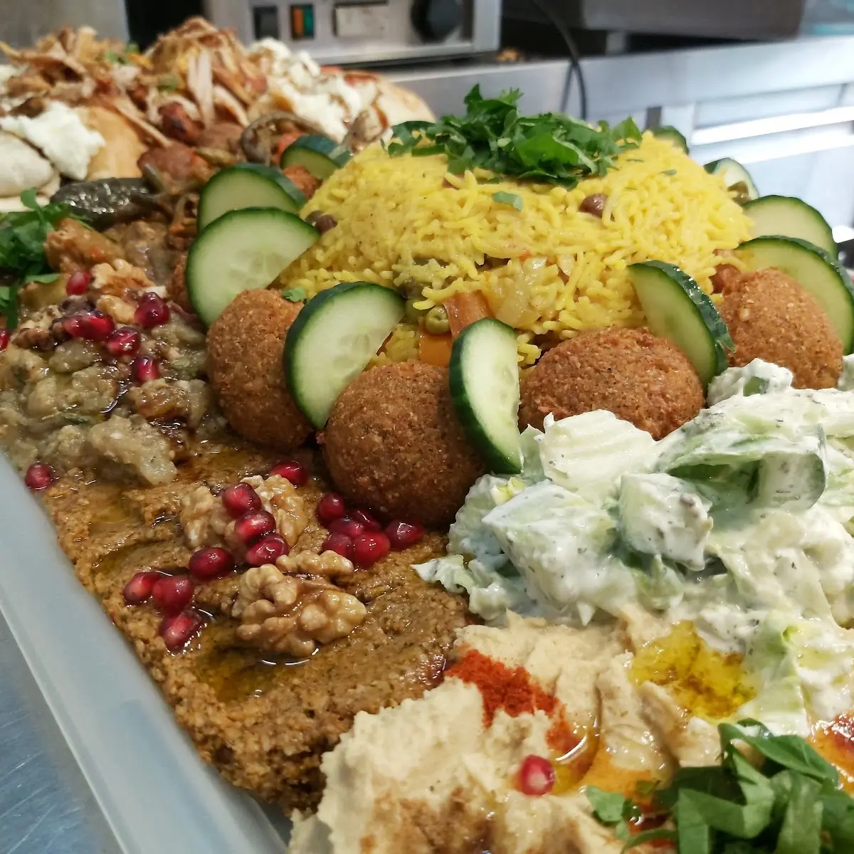 Levantinische Gemischte Grillplatte Mit Beilagensalat