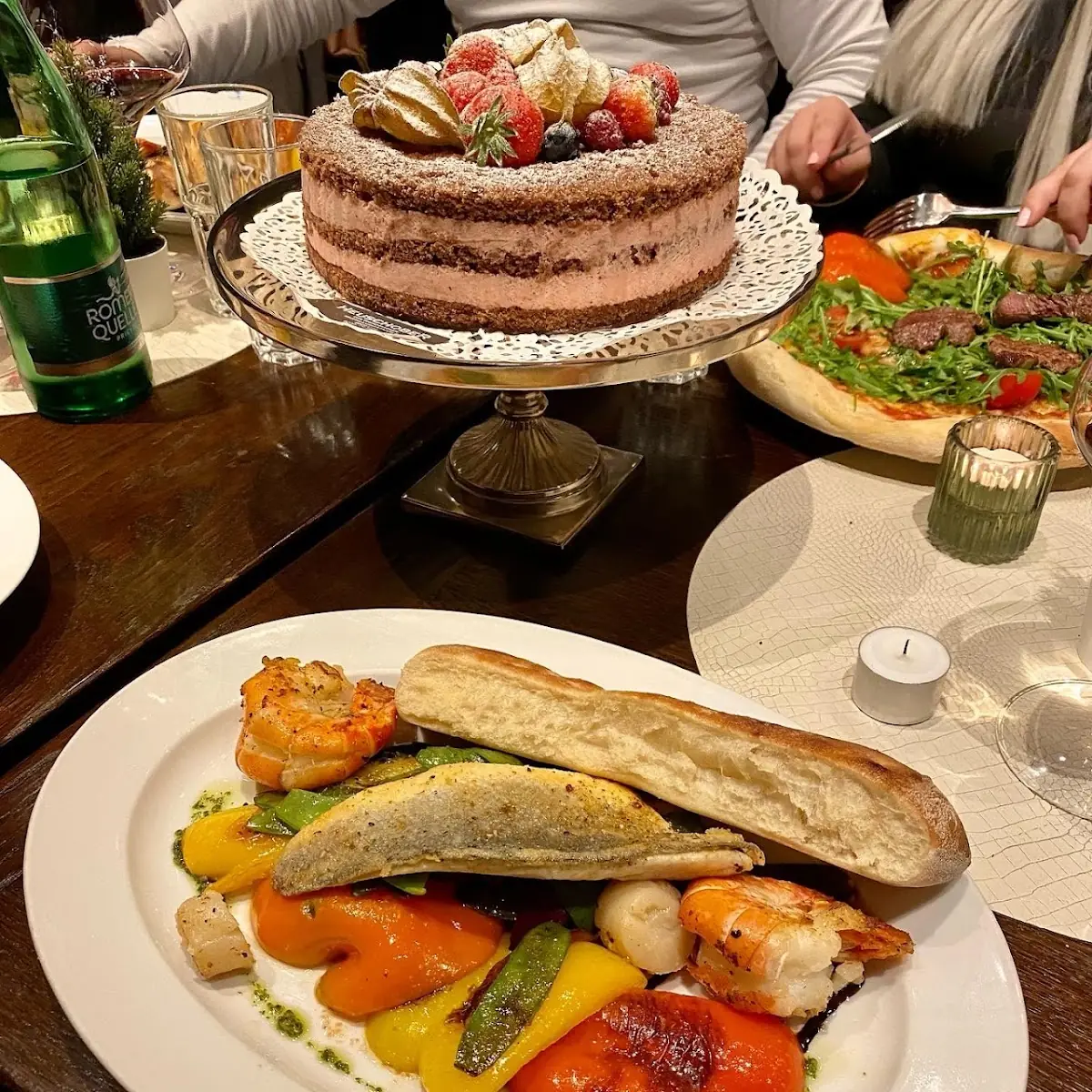 Branzinofilet Seeteufelmedaillon Und Scampi Mit Grillgemüse Und Knoblauchbrot